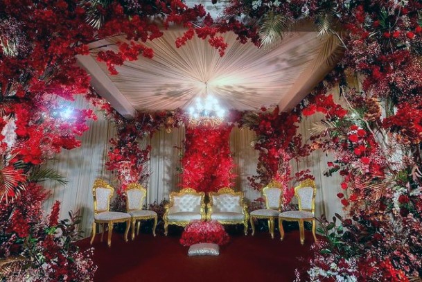 Abundant Red Indian Wedding Flowers