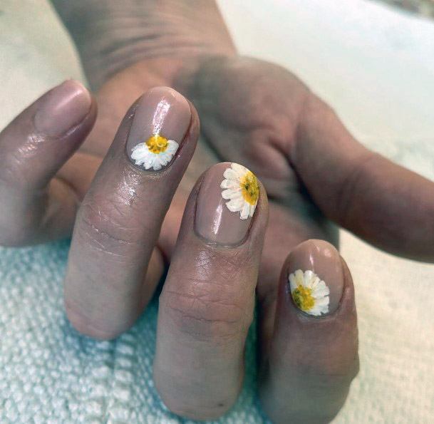 Acrylic Daisy Pattern On Nails