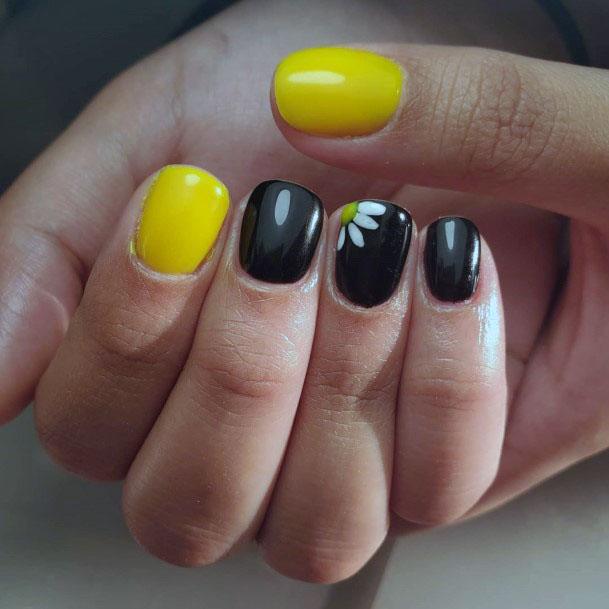 Adorable Cute Black And Yellow Daisy Flower Gel Nails For Women