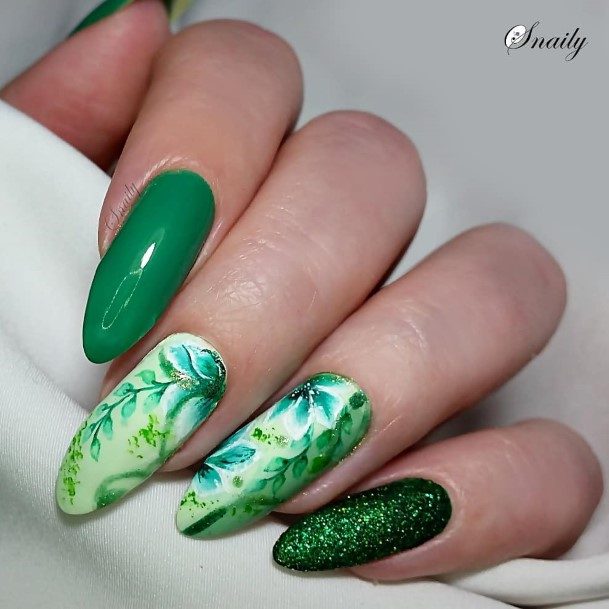 Adorable Green Glitter Nail Designs For Women