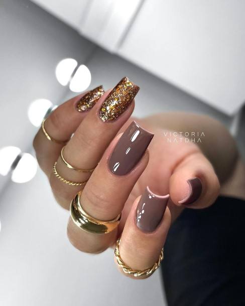 Adorable Metallic Gold Nail Designs For Women