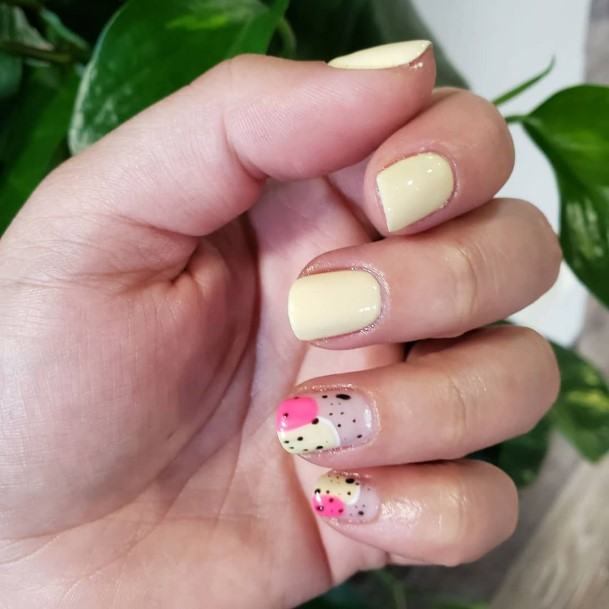 Adorable Short Yellow Nail Designs For Women