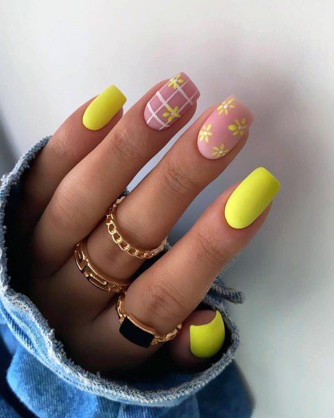 Adorable Yellow Dress Nail Designs For Women