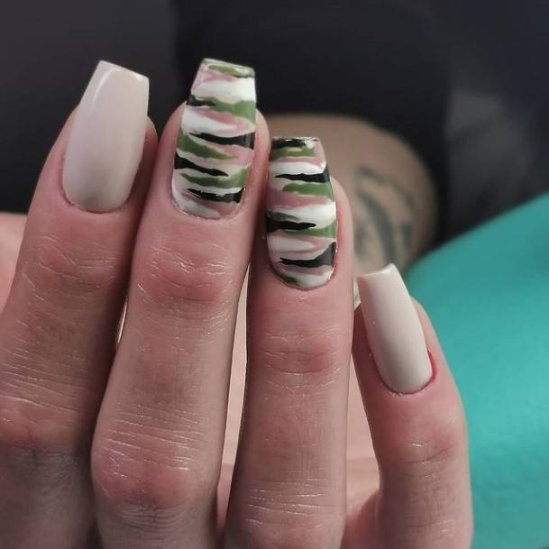 Alluring Ladies Camo Nail Ideas