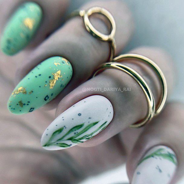 Alluring Ladies Light Green Nail Ideas