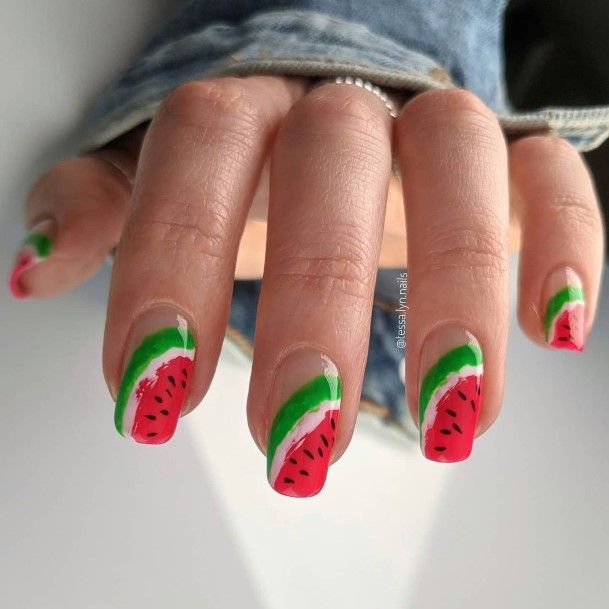 Alluring Ladies Red And Green Nail Ideas