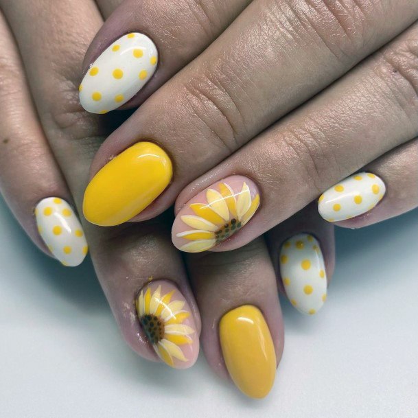 Alluring Ladies Short Summer Nail Ideas