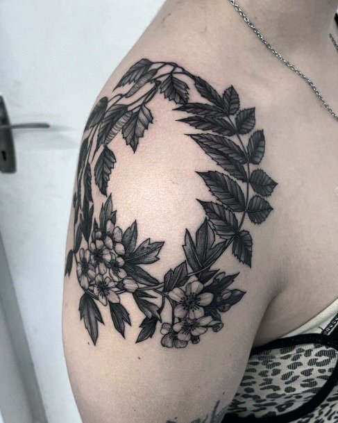 Alluring Ladies Wreath Tattoo Ideas