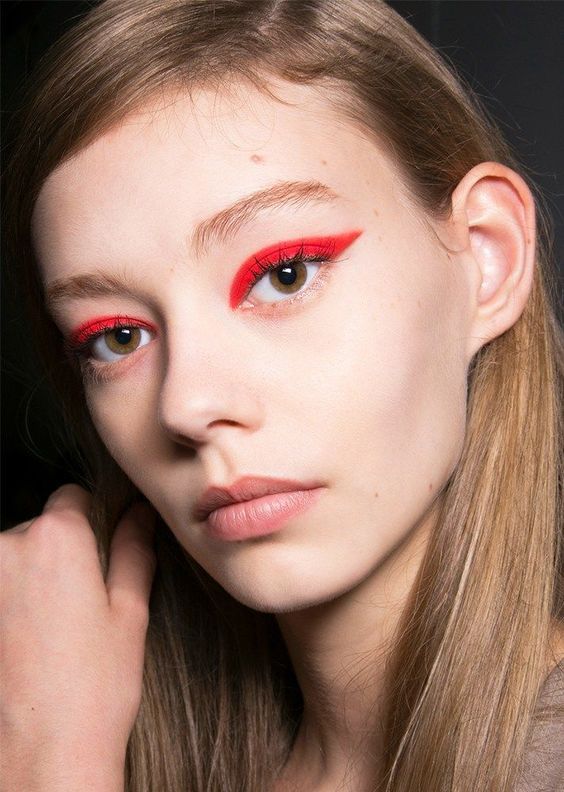 Alluring Red Makeup Looks For Women On Eyes