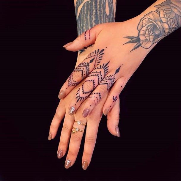 Amazing Arabic Henna Tattoo Womens Fingers