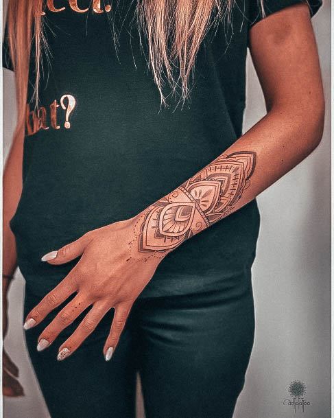 Amazing Armband Tattoo Ideas For Women