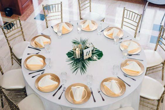 Amazing Gold Plate Tropical Greenery Centerpiece Wedding Table Decorations Ideas