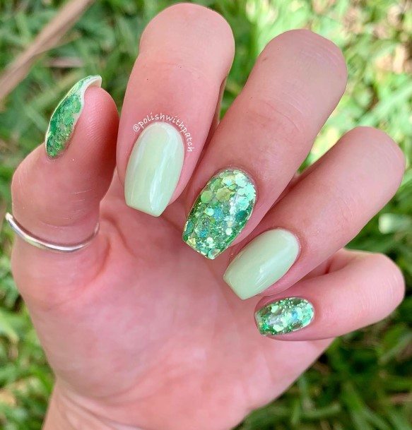 Amazing Green Glitter Nail Ideas For Women