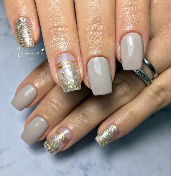 Appealing Womens Gold Dress Nails