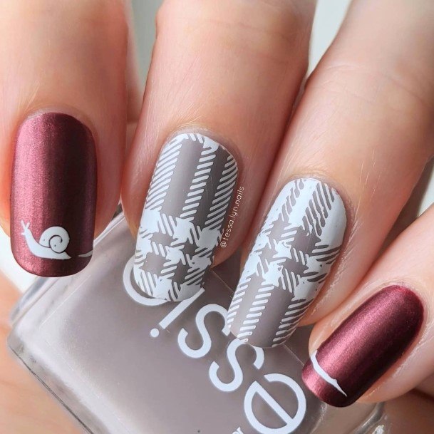red and gray plid nails