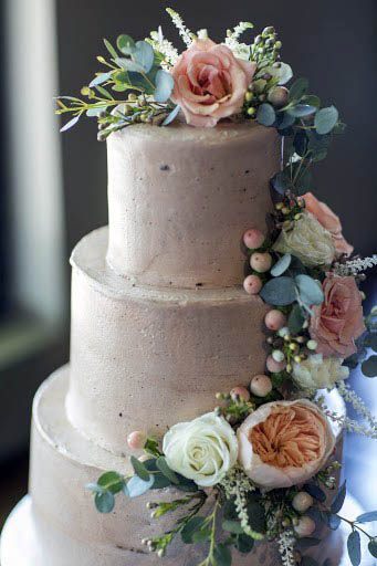 August Flowers Decor On Wedding Cake