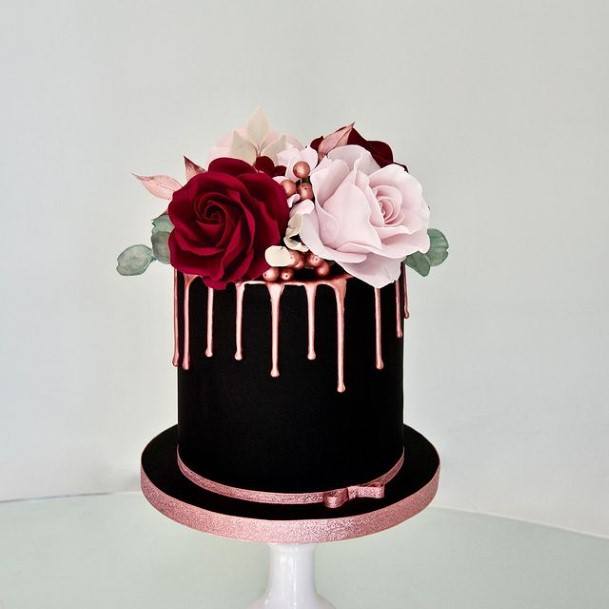 Awesome Roses On Black Wedding Cake