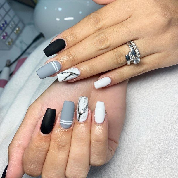 Beauteous Girls Black And Grey Nails