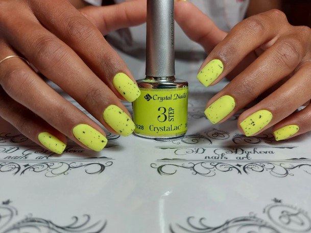 Beauteous Girls Yellow Square Nails