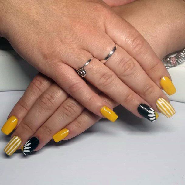 Beautiful Black And Yellow Summer Flower Gel Nail Inspiration For Women