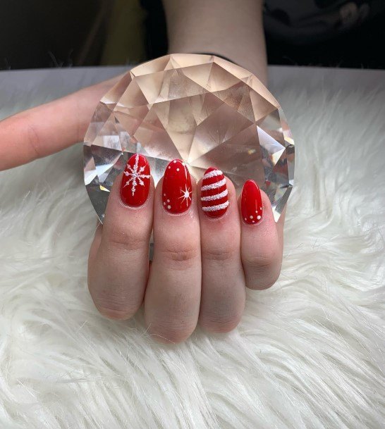 Beautiful Christmas Gel Nail Design Ideas For Women