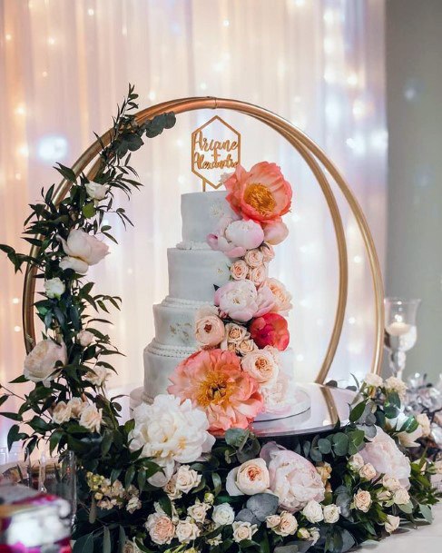 Beautiful Flower Garland Decor Round Wedding Cake Stand Women