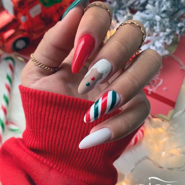 Beautiful Holiday Nail Design Ideas For Women