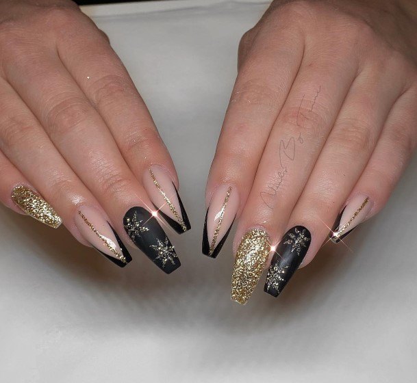 Beautiful Matte Black And Gold Nail Design Ideas For Women