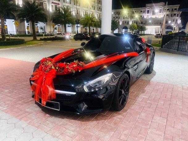 Black Car With Red Ribbons Wedding Decorations