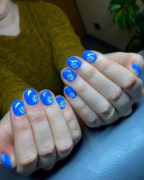 Blinding Blue Shaded Nails With Daisy