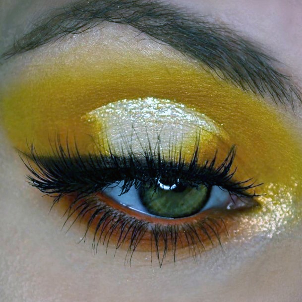 Bright Glistening Gold And Glitters Eyeshadow Women