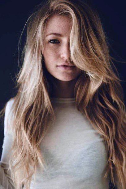 Brown And Blonde Textured And Layered Bouncy Women’s Hairstyle Idea