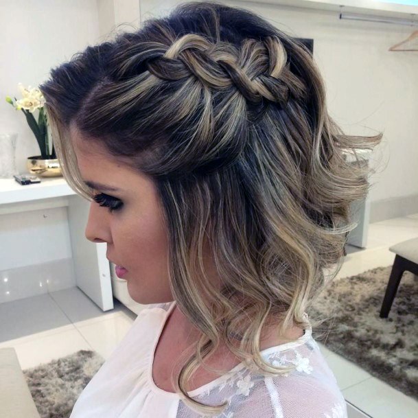 Chin Length Shaggy Hairstyle With Thick Side Braid Accent