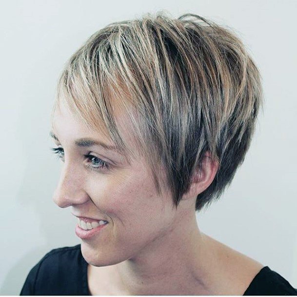 Classy Right Layered Short Haircut Styles For Wavy Blonde Hair