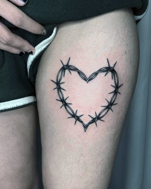 Cool Female Barbed Wire Tattoo Designs