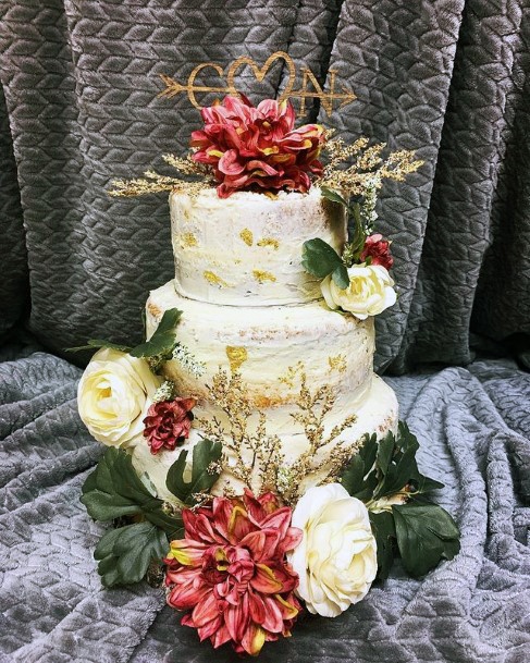 Creamy White Rustoc Wedding Cake