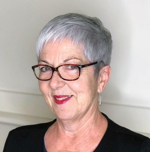 Cropped Silver Hairstyle For Over 50 With Round Face