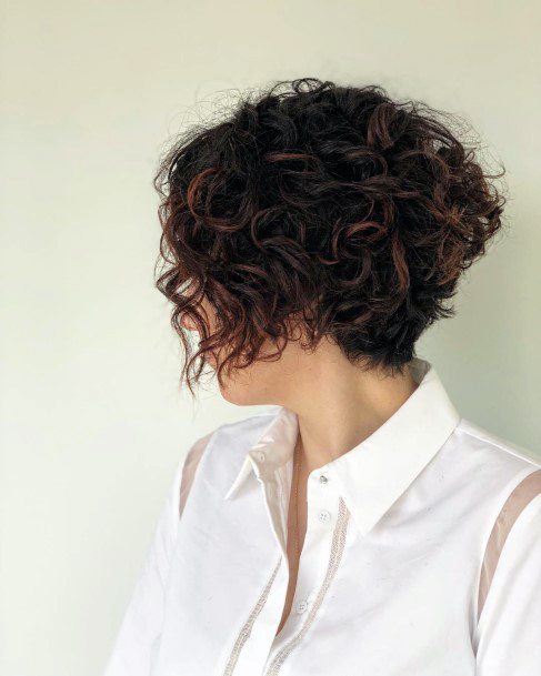 Curly Short Wedge On Female With Razor Back