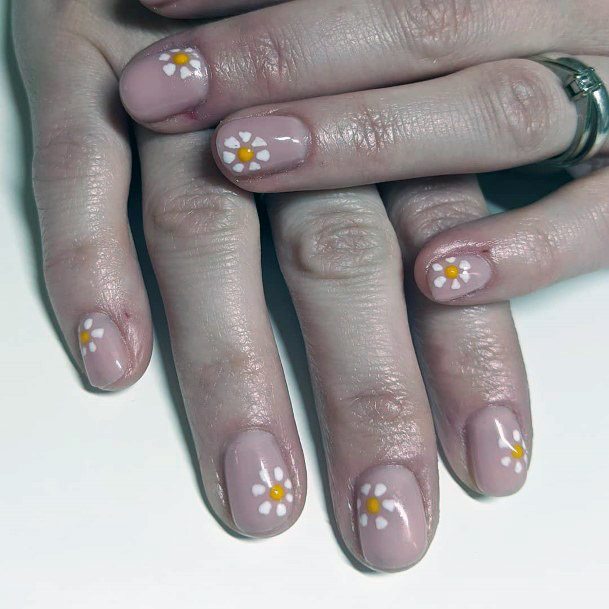 Cute Daisies On Nails Design