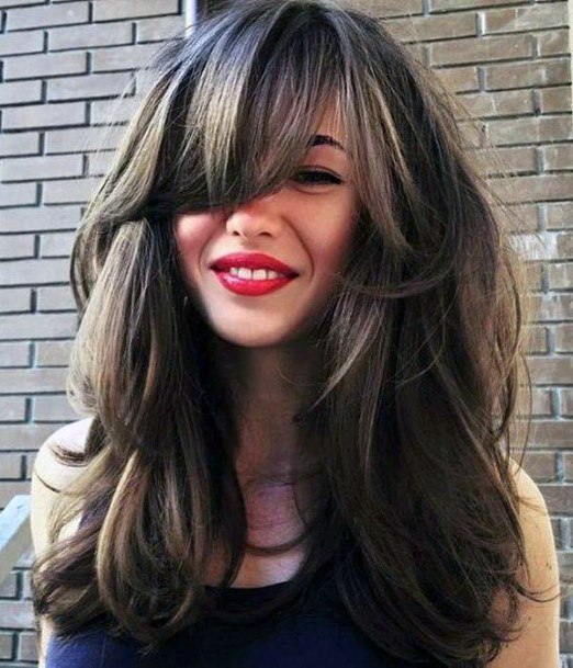 Cute Dark Brown And Blonde Highlighted Textured Women’s Hairstyle Idea