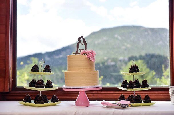 Cute Desert Table Gorgeous Wedding Cake Chocolate Cupcakes Ideas