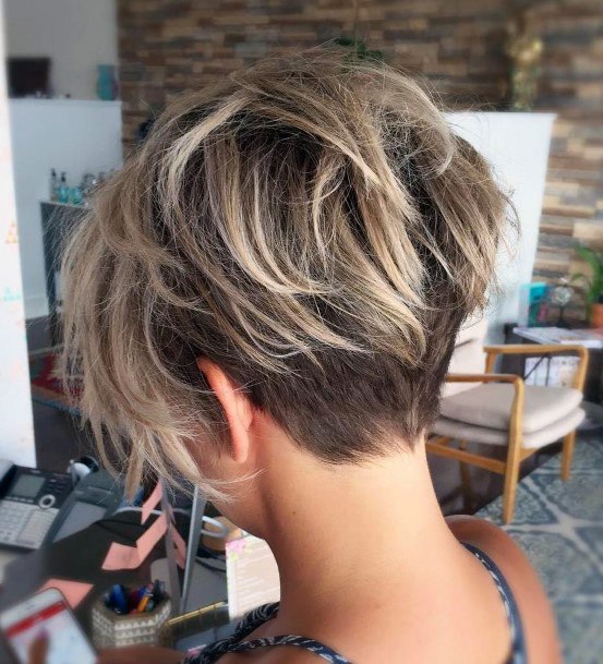 Cute Short Fine Pixie Blonde Balagaye Hairstyle For Round Face Women