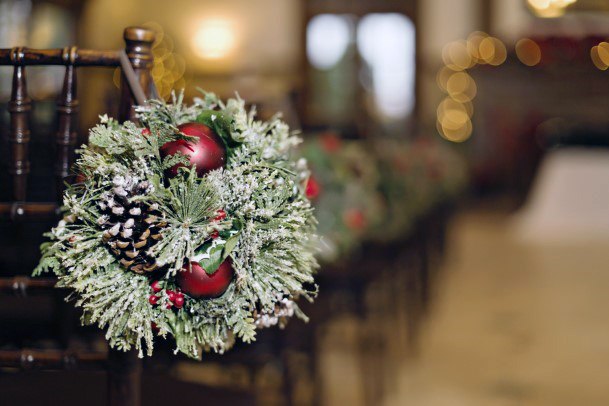 Cute Simple Wreath Christmas Wedding Ideas