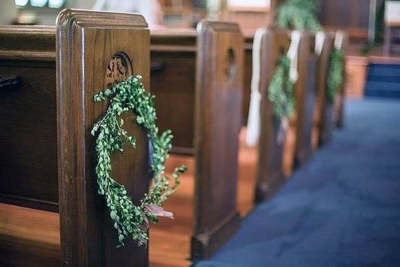 Cute Simple Wreath Pew Wedding Decoration Ideas