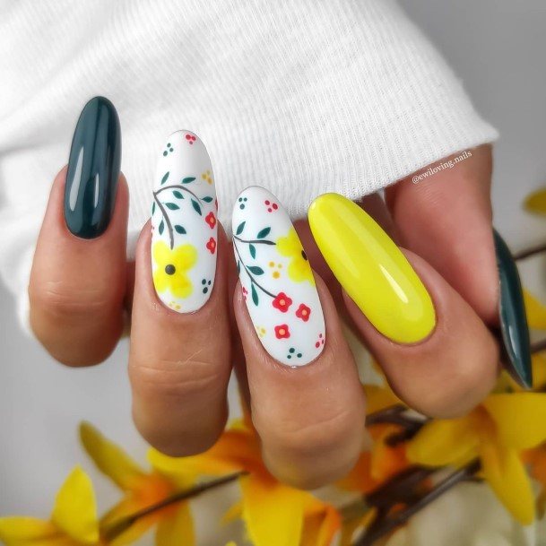 Cute White With Flowers Nail Designs For Women