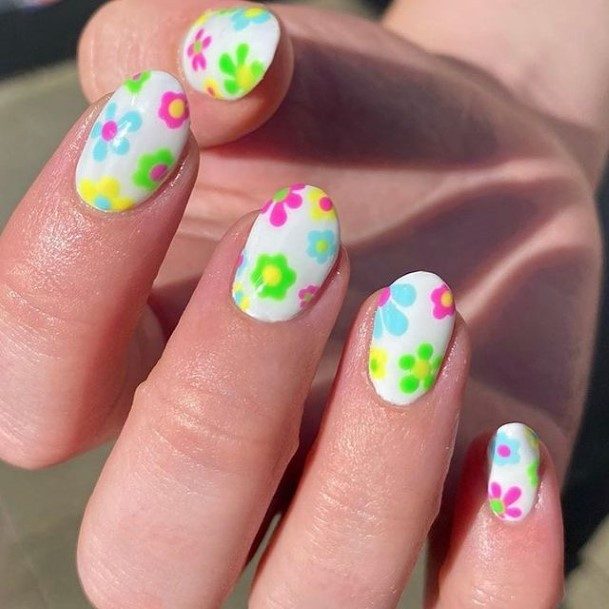 Decorative Looks For Womens White With Flowers Nail