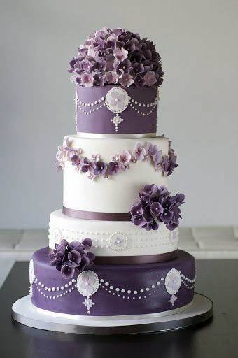 Delicious Purple White Floral Decor Wedding Cake Ideas