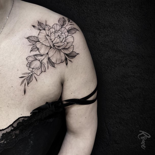 Distinctive Female Flower Shoulder Tattoo Designs