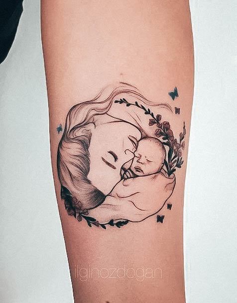 Distinctive Female Momr Tattoo Designs