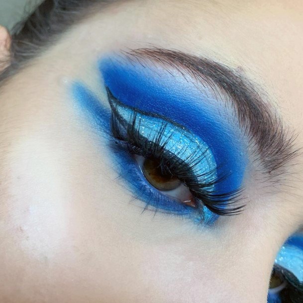 Double Layered Blue Eyeshadow Makeup Looks Women